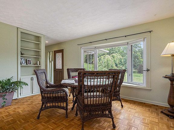 3rd image of 44 Hiawatha Dr