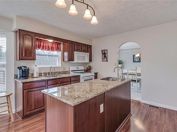 4th image of 803 Kingston Dr