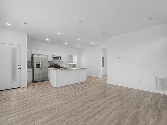 3rd image of 651 Saint Charles Pl