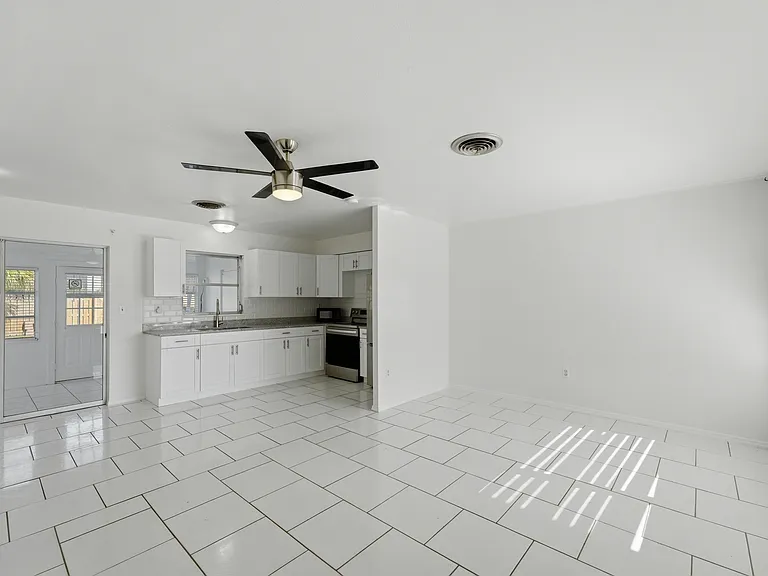 KITCHEN-LIVING ROOM COMBO