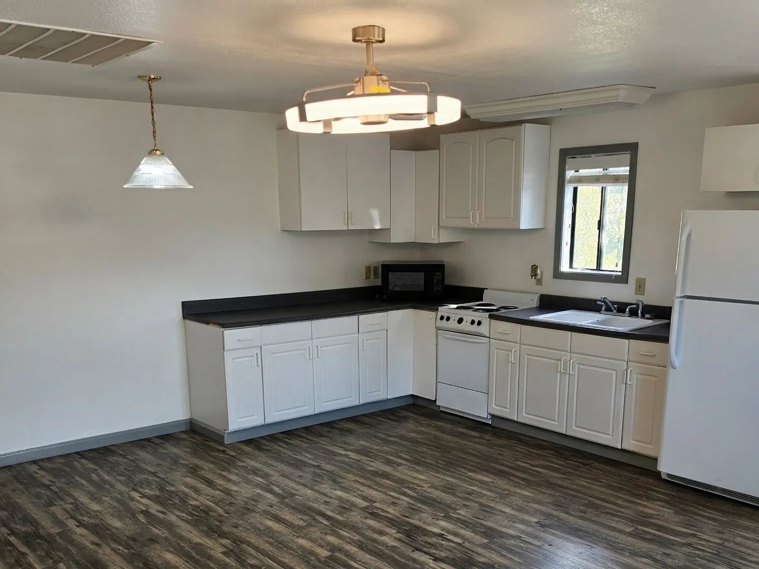 Studio, 600 sqft, $2,100 — Photo 3