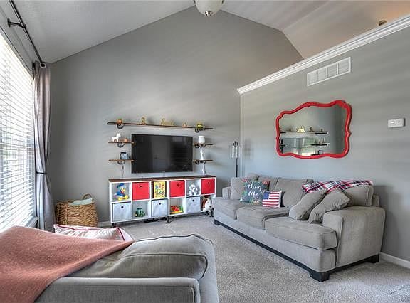 4th image of 716 Holt Dr