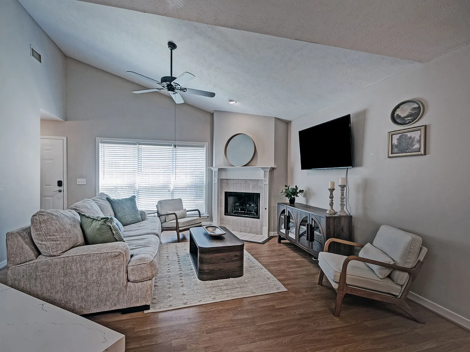 3 bed, 1250 sqft, $5,100 — Photo 2