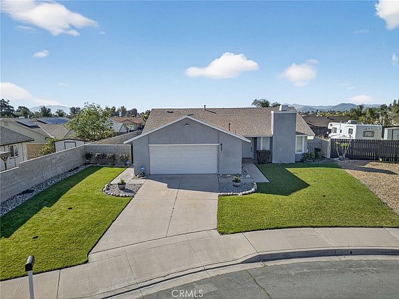 3rd image of 831 W Cerritos St