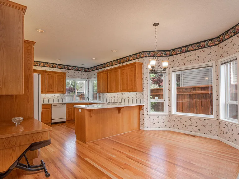 dinning area, desk, kitchen