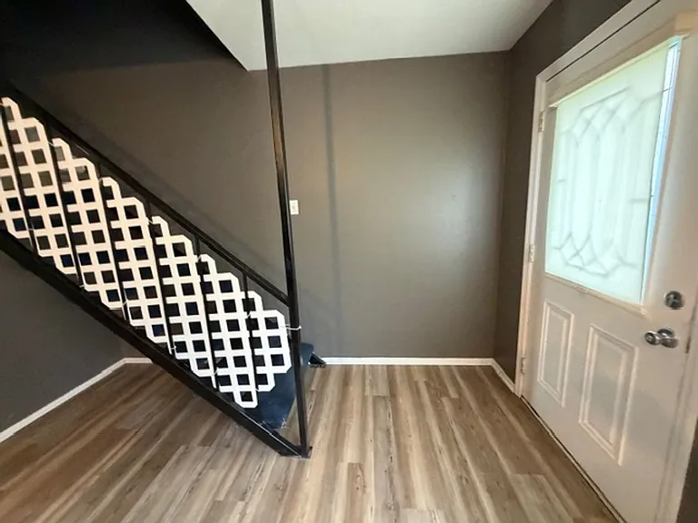 7489 Hazelcrest Dr — Photo 6