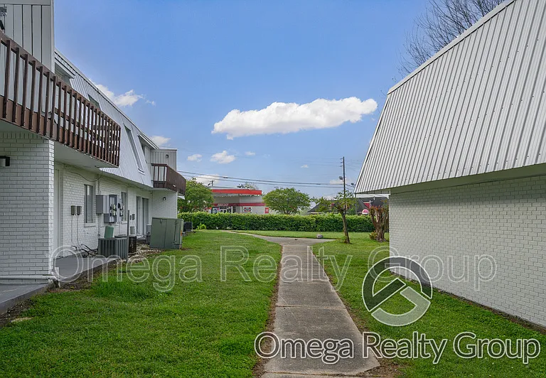 Camelot Apartments — Photo 7