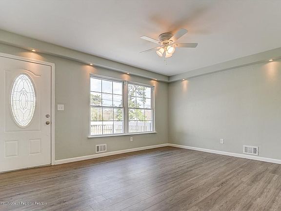 5th image of 33 Tilton Ave