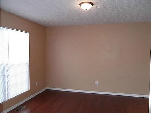 3rd image of 794 Manchester Cir