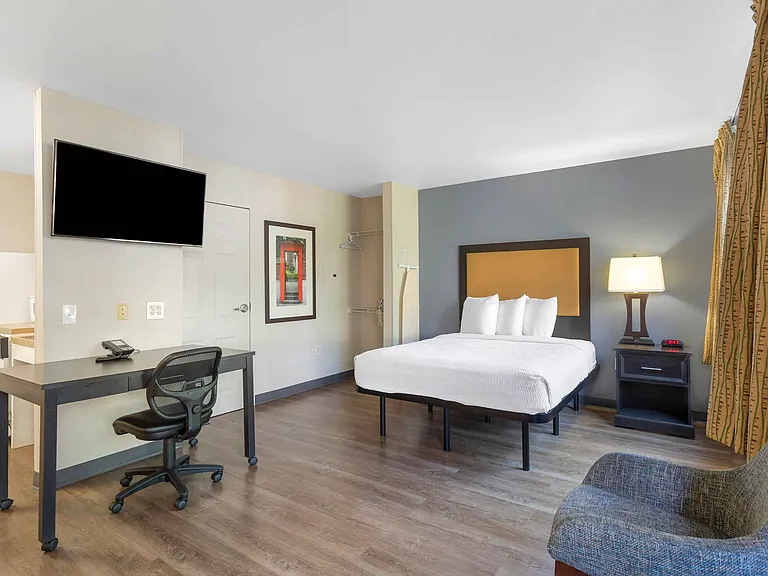 Deluxe Studio - 1 Queen Bed