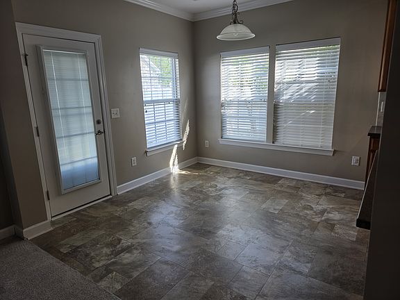 4th image of 633 Menlo Park Ln