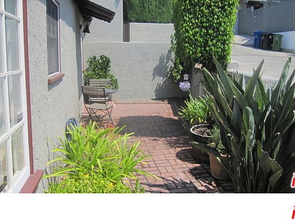 3rd image of 2681 Hollyridge Dr