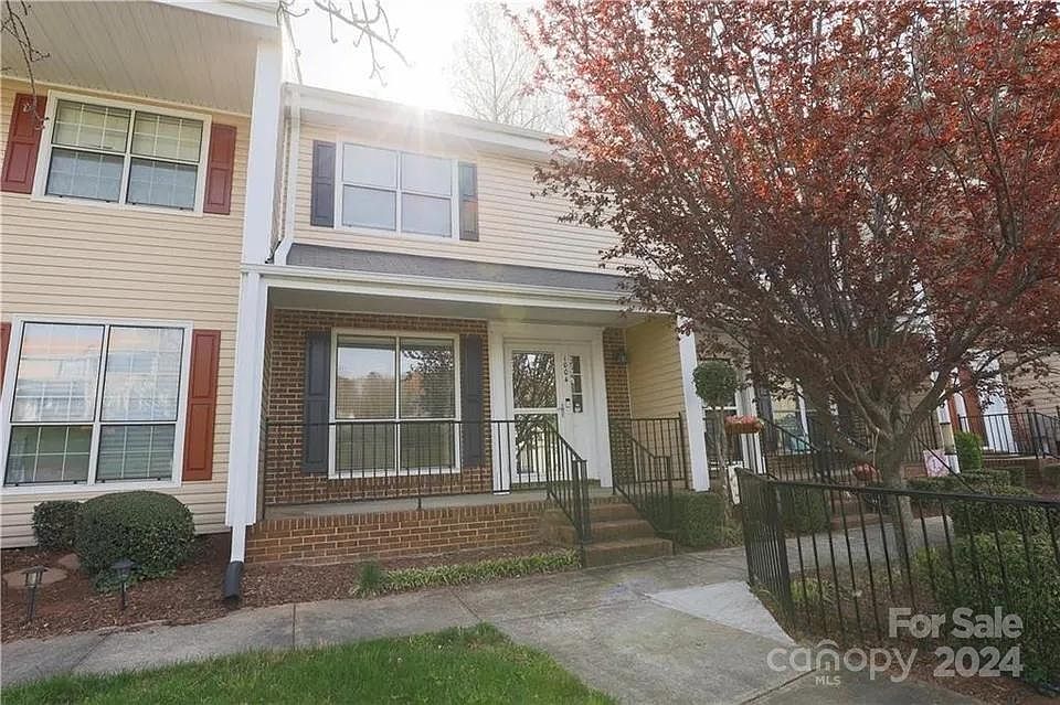 1st image of 1004 Surry Ln