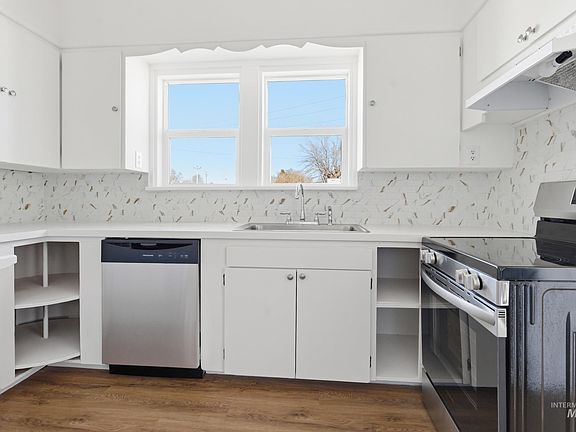 5th image of 107 W Main St