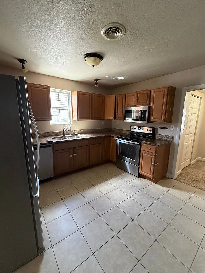 4 Bedroom 2 Bathroom Home in Norfolk! — Photo 4