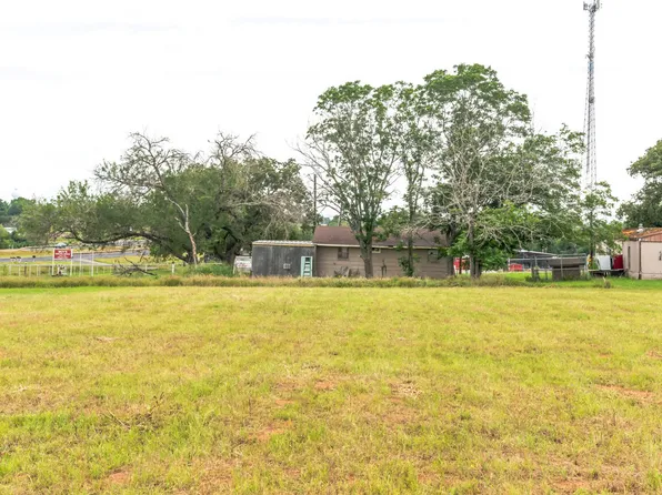 204 Hummingbird Lane, Floresville, TX 78114