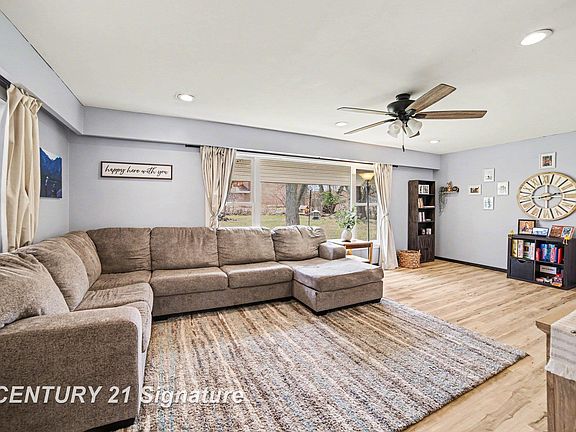 4th image of 3036 E Miller Rd