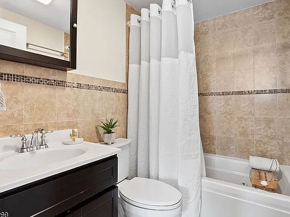 2nd image of 809 22nd St APT 1201