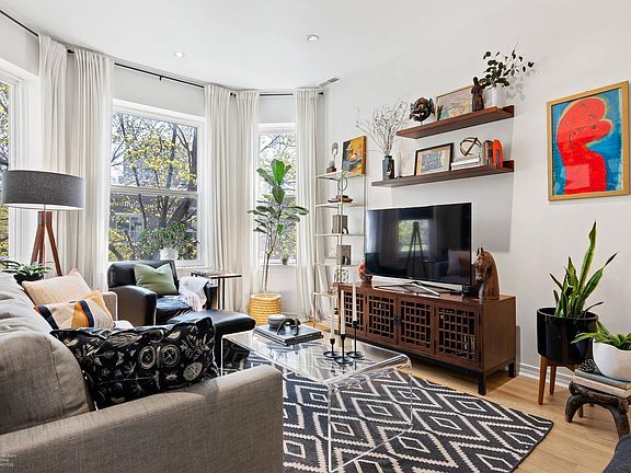 2nd image of 4306 N Kenmore Ave APT 3S