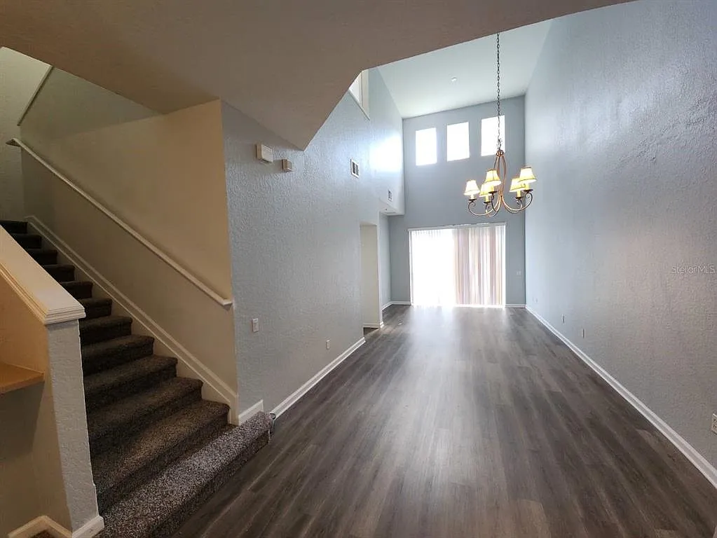 3 bed, 3.5 bath, 2036 sqft, $2,350 — Photo 2