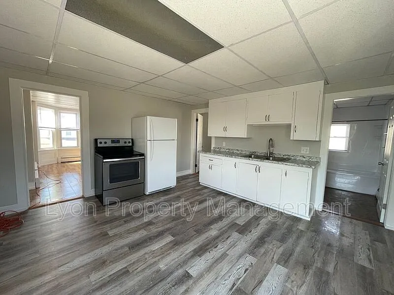 3 bed, 1.0 bath, 1000 sqft, $2,100 — Photo 1