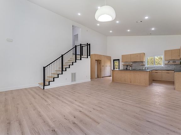 4th image of 4 Fleetwood Cir