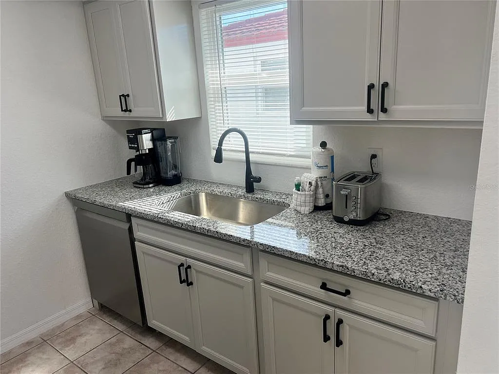 1 bed, 1.0 bath, 728 sqft, $7,470 — Photo 2