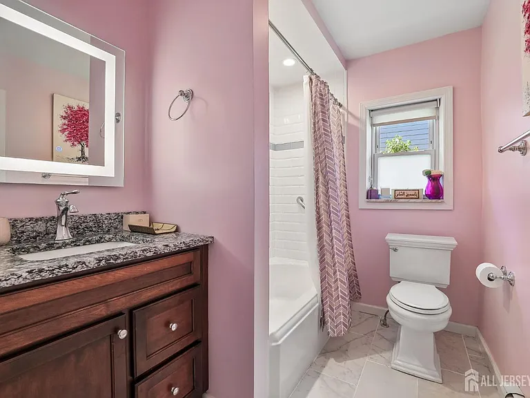 207 Stoughton Ave — Photo 14