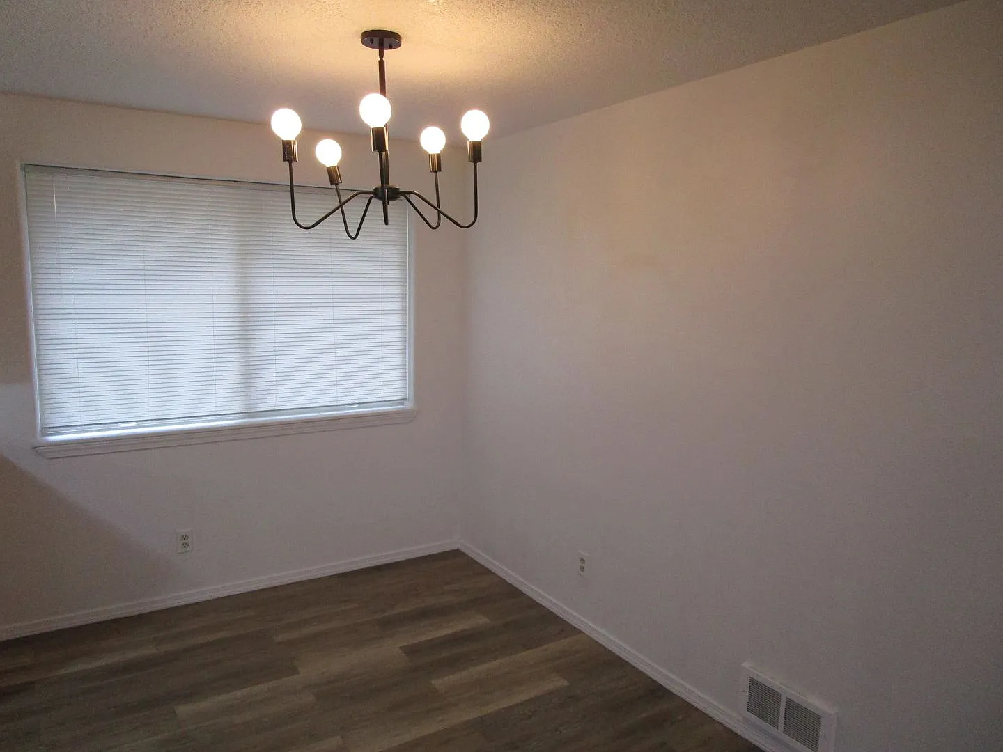 2 Bedroom Duplex Near Library - Water/Sewer Included! Available Mid-October! — Photo 4