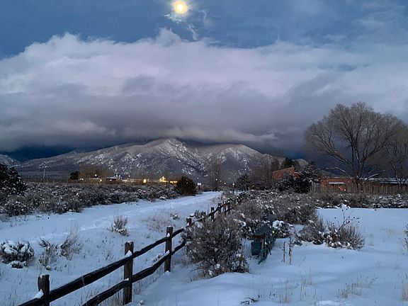 Winter side yards view.