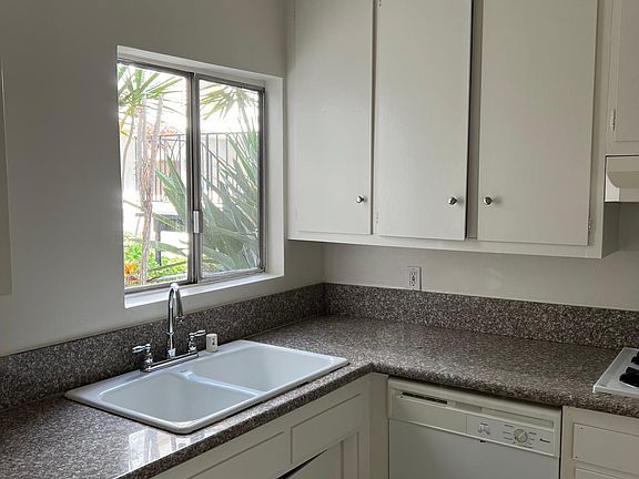 5th image of 17830 Magnolia Blvd #4