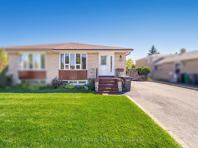 61 Avondale Blvd — Photo 2