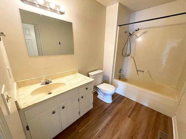 9048 Daisy Dallas Rd #B — Photo 6