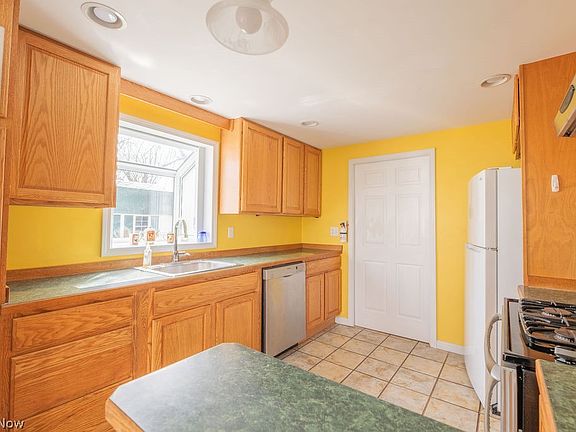 3rd image of 602 Frost Rd
