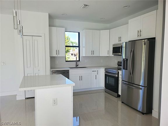 3rd image of 1220 NE 9th Place Cpe