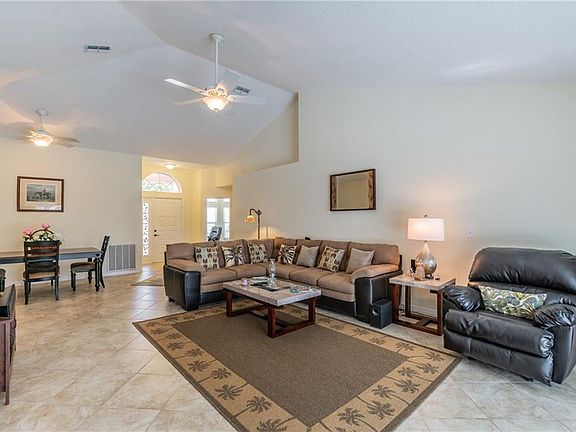 5th image of 304 Caloosa Woods Ln