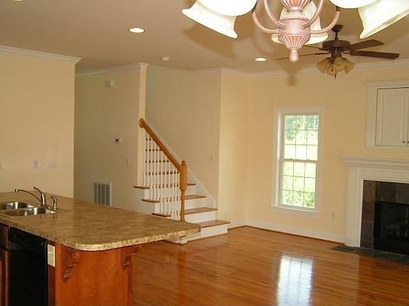 2nd image of 128 Willow Bay Dr