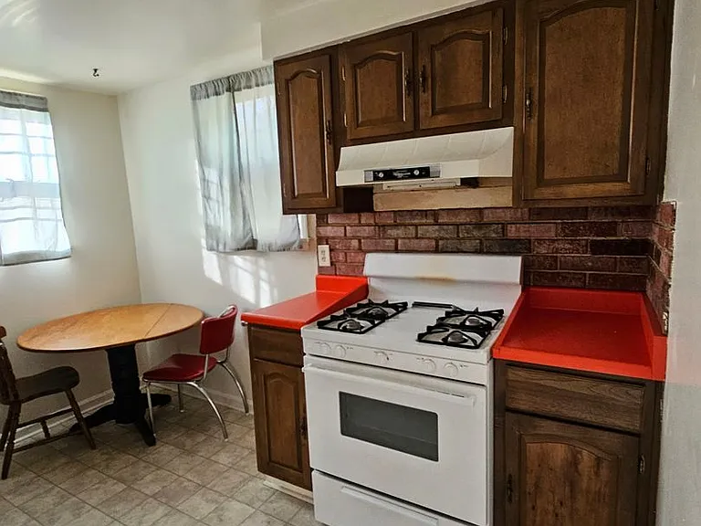1314 E Pershing Blvd — Photo 3