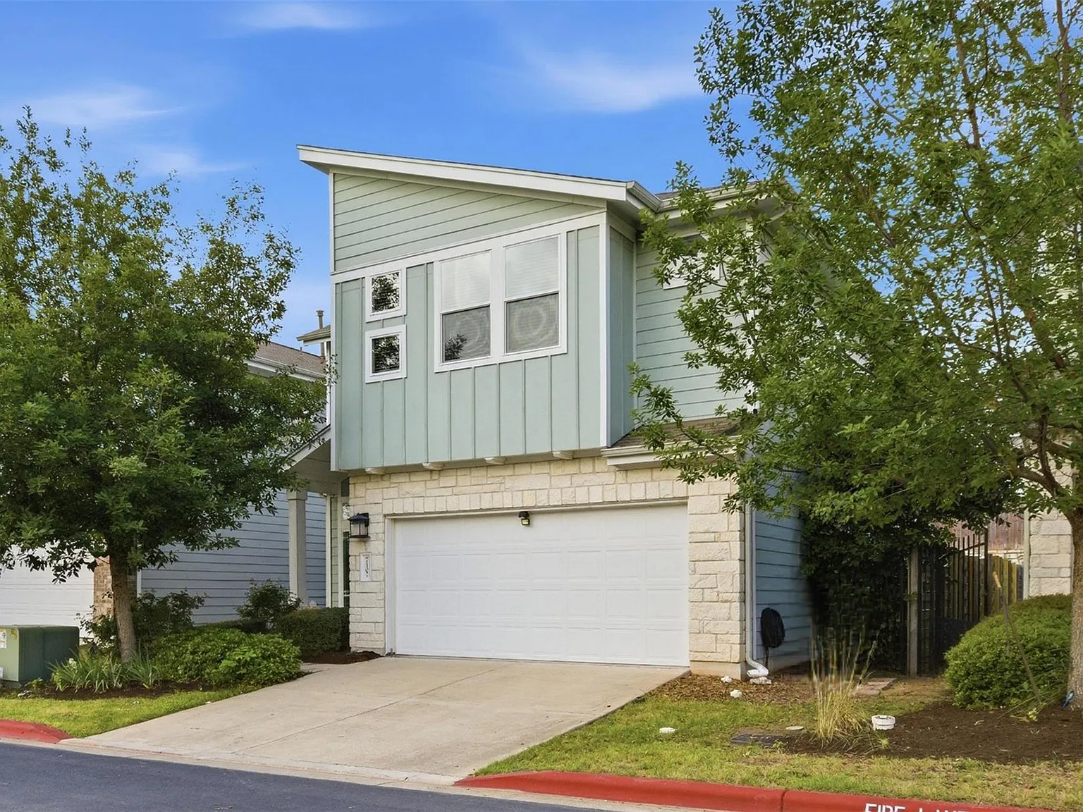 3 bed, 2.5 bath, 2035 sqft, $2,795 — Photo 2
