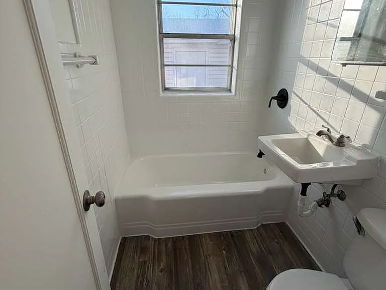 4401 N Rockwell Ave — Photo 12