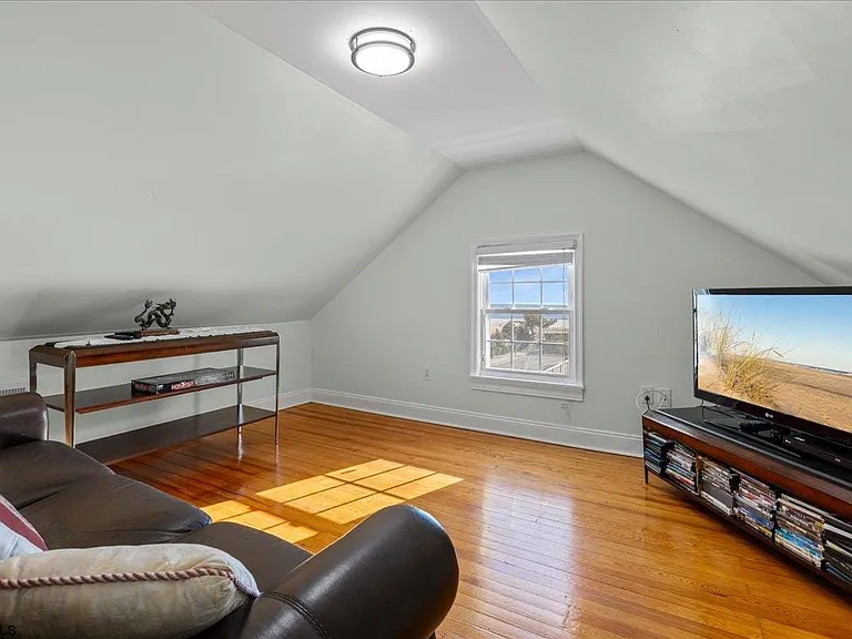 104 S Oakland Ave — Photo 32
