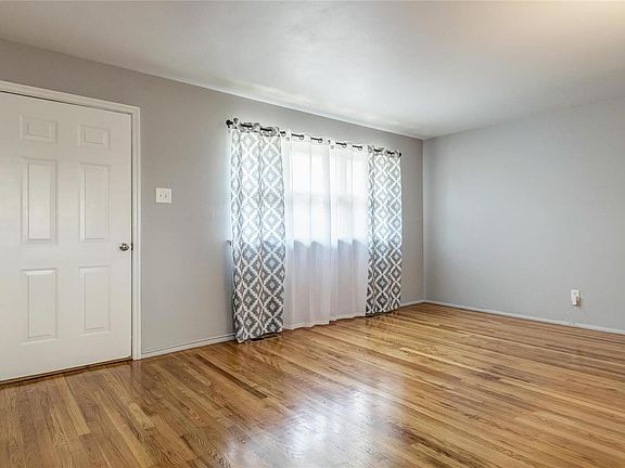 4th image of 945 Campion Ln