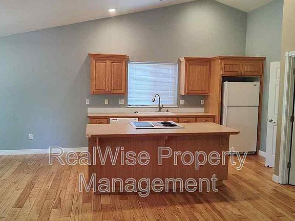 4th image of 2412 SE Waldon Ave