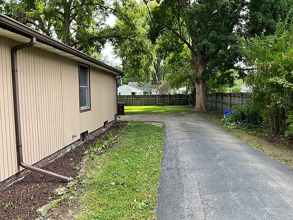 Private driveway to garage