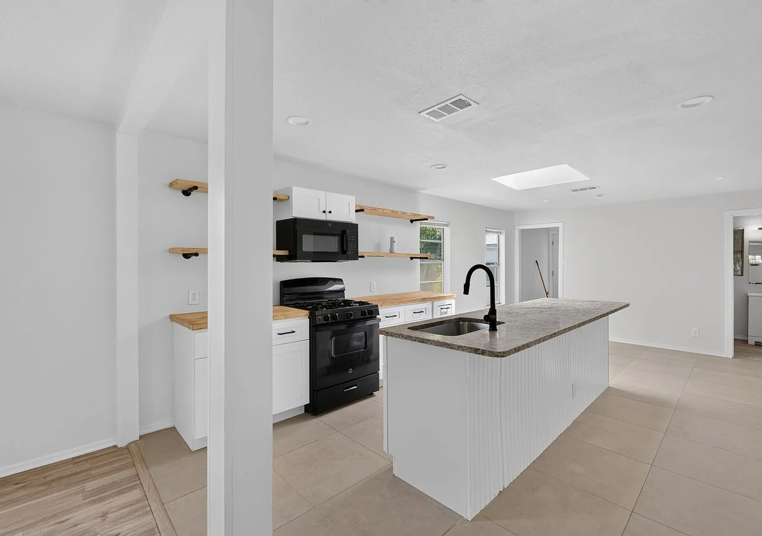 Charming 3BR House in San Antonio — Photo 3