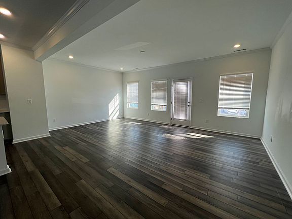 3rd image of 815 Basswood Glen Trl