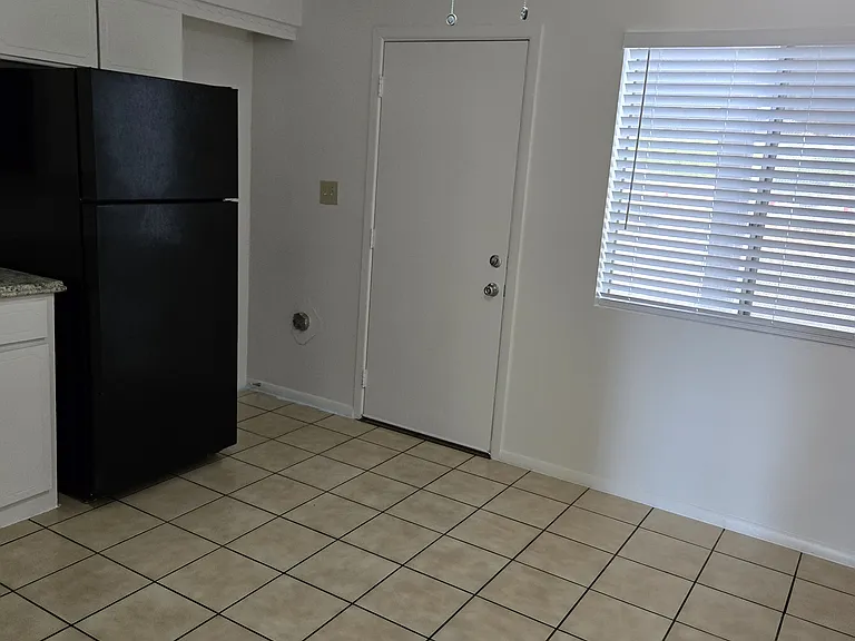 1614 E Clover #B — Photo 4