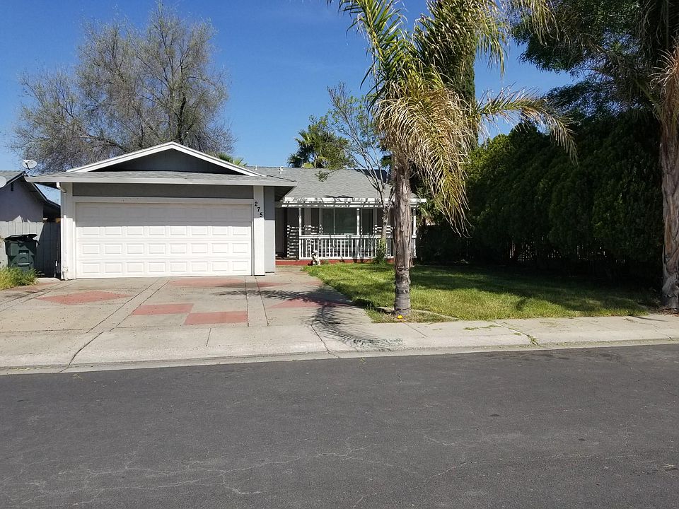 More photos coming when the current tenants have moved out. 