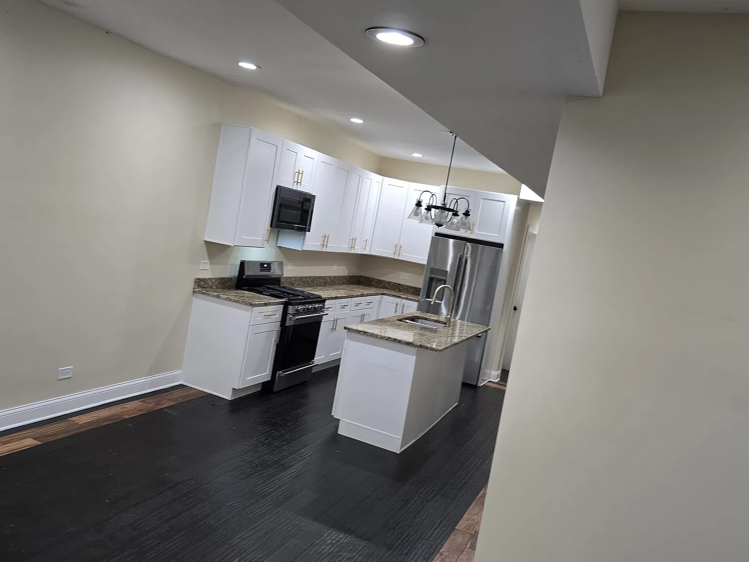3 bed, 1000 sqft, $2,050 — Photo 3