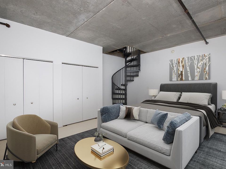 Down stairs bedroom with private street entrance
